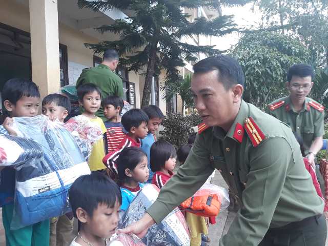 Tặng 100 áo ấm mới và hơn 250 suất quà cho học sinh Trường tiểu học A Đớt