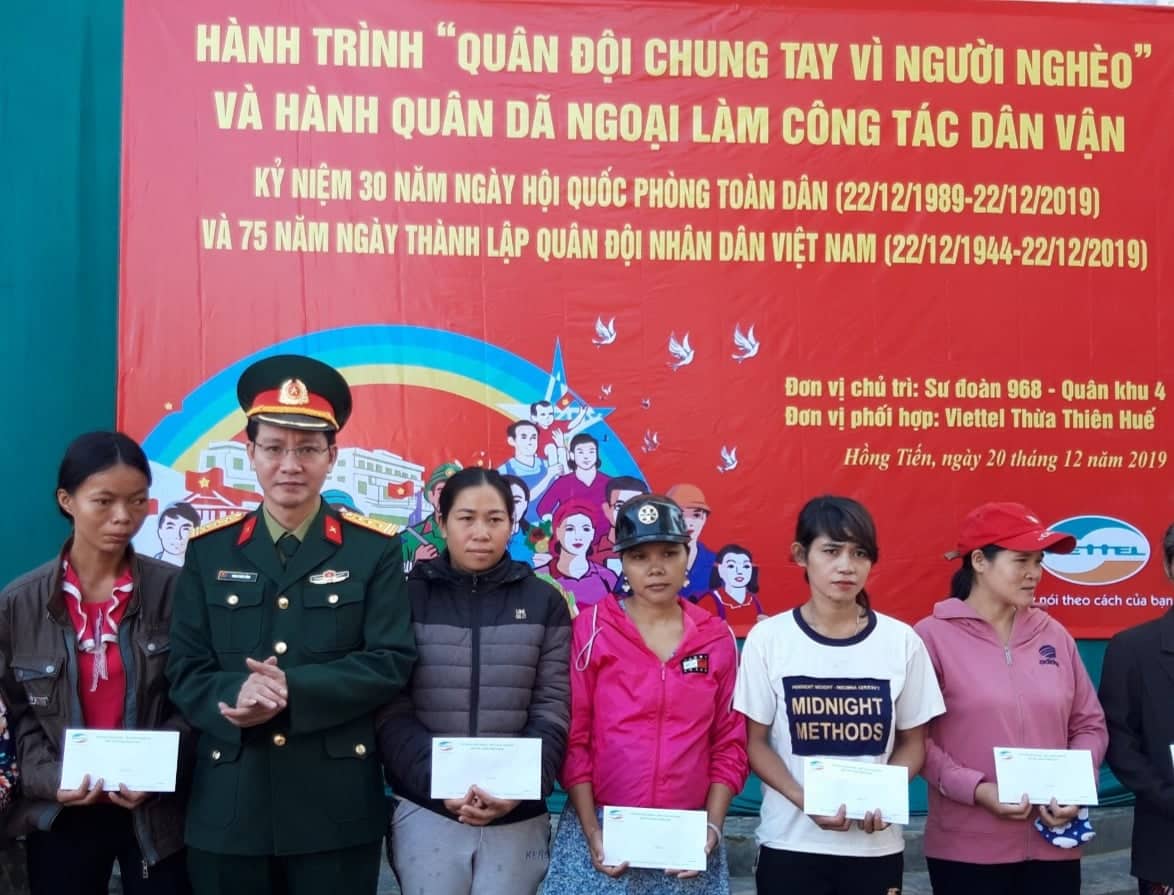 Trao 30 suất quà cho người dân Hồng Tiến