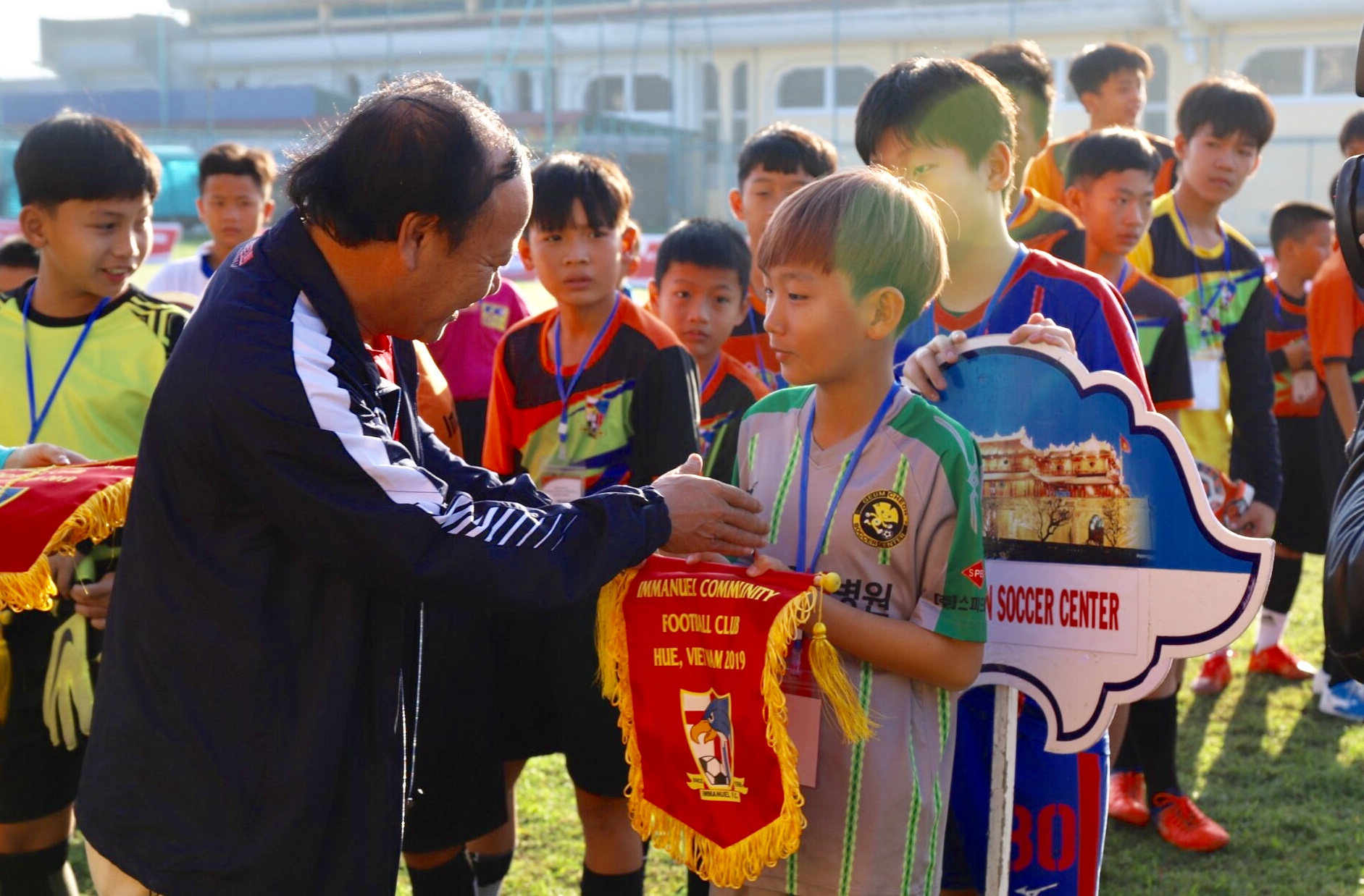 Trẻ em hai nước giao lưu trên sân bóng