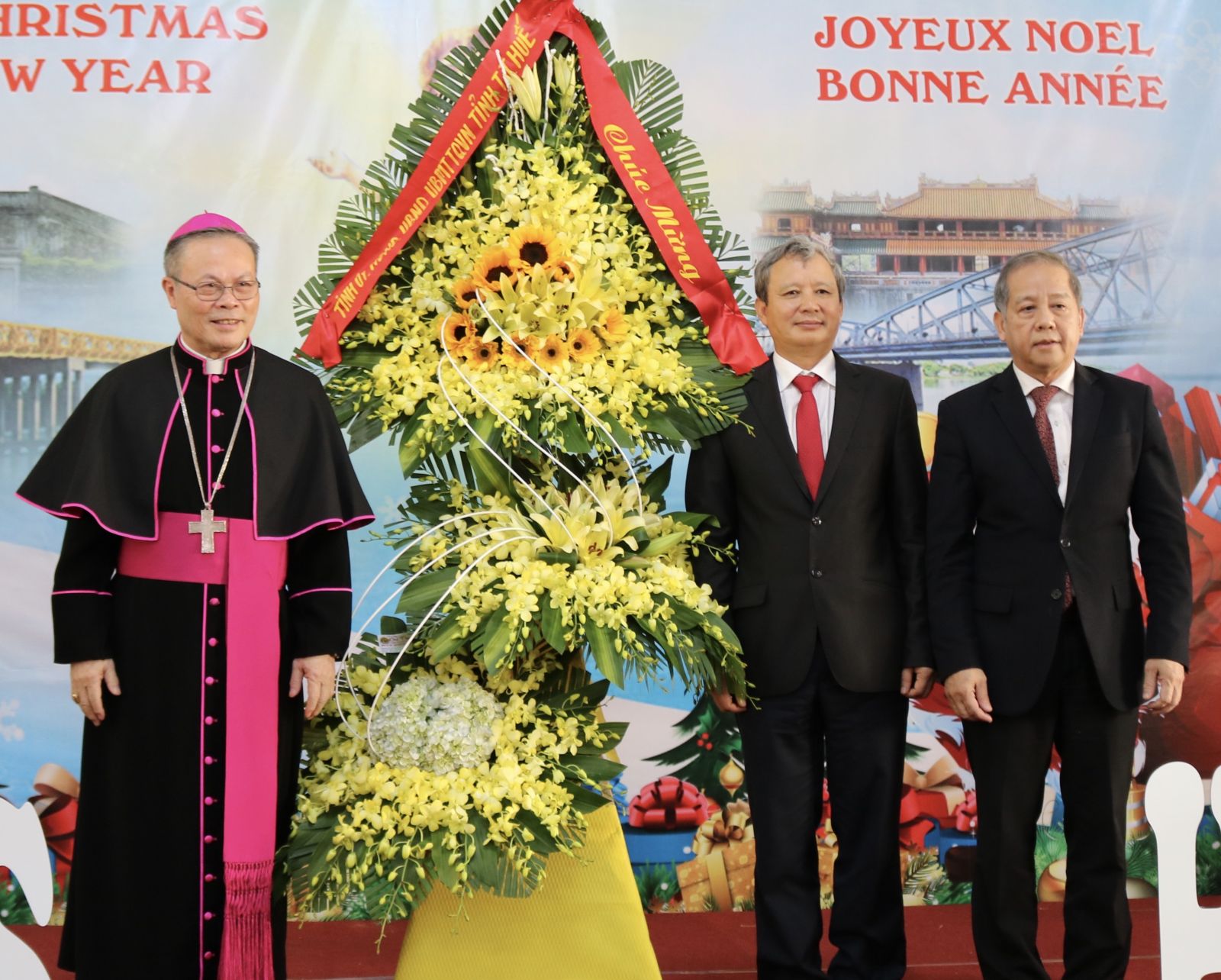 Provincial leaders visit Hue Archbishop’s Palace on Christmas occasion