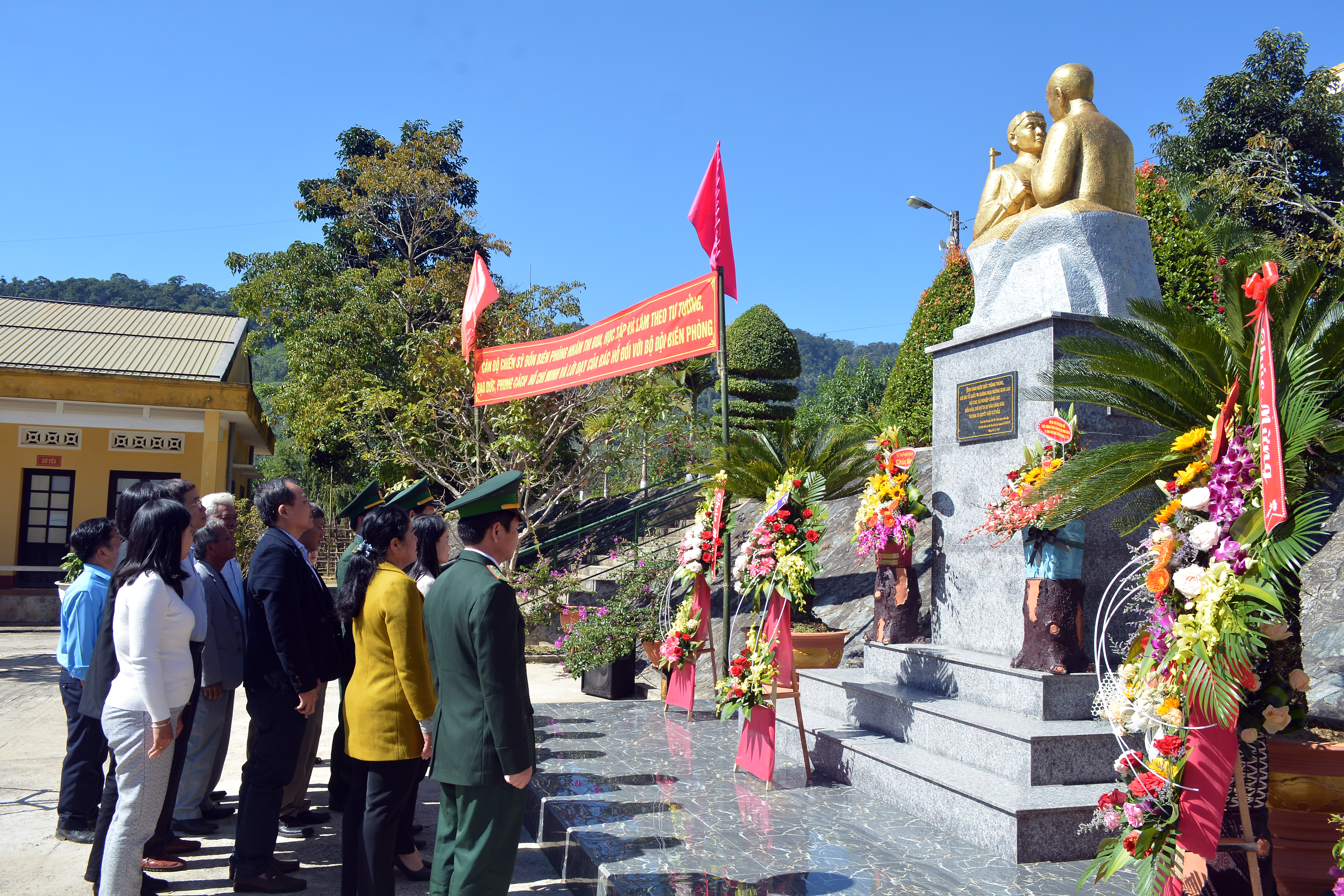 Khánh thành tượng đài “Bác Hồ với chiến sĩ biên phòng” ở Đồn Biên phòng Nhâm