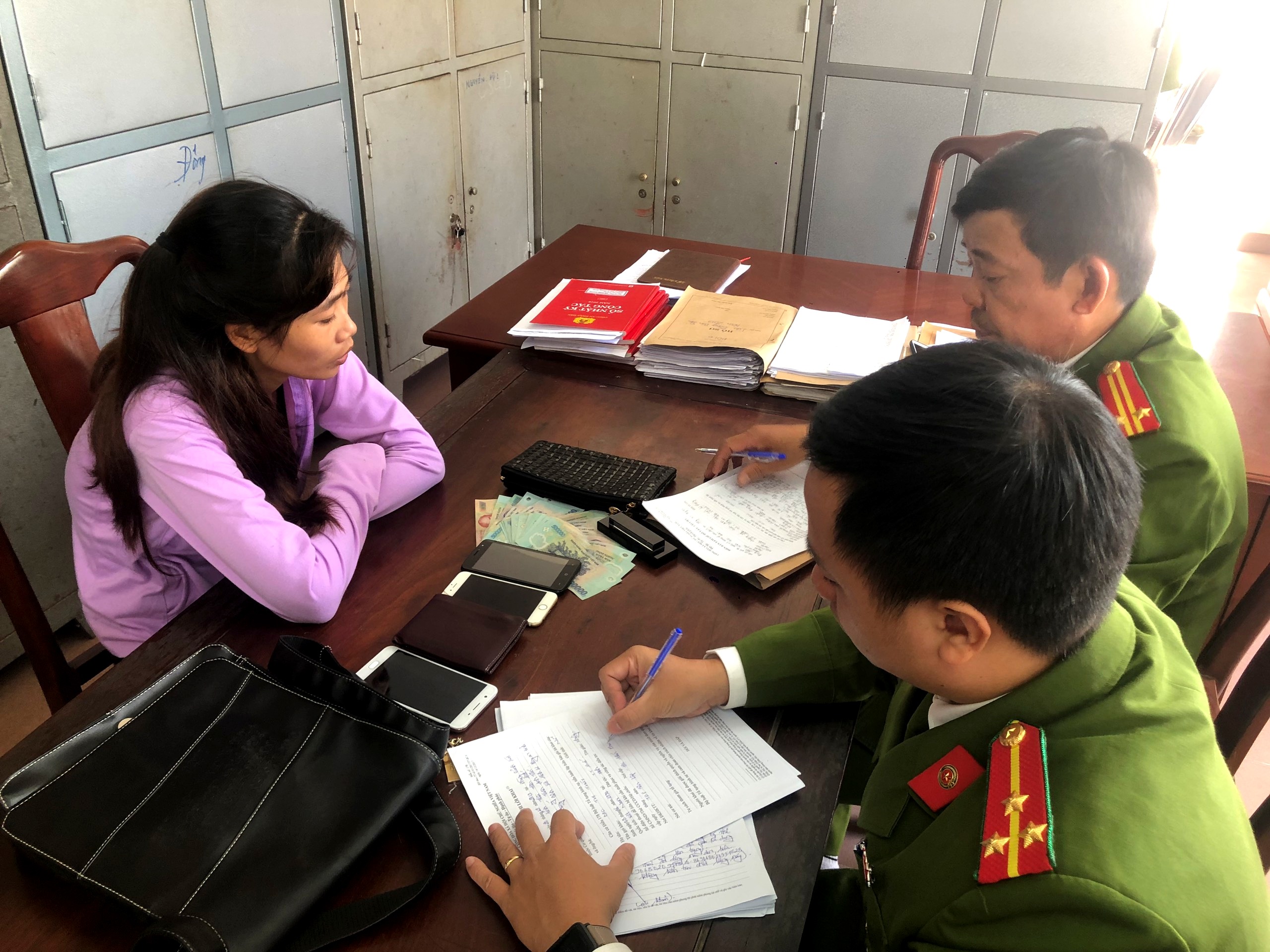 2 mẹ con vào bệnh viện trộm tài sản