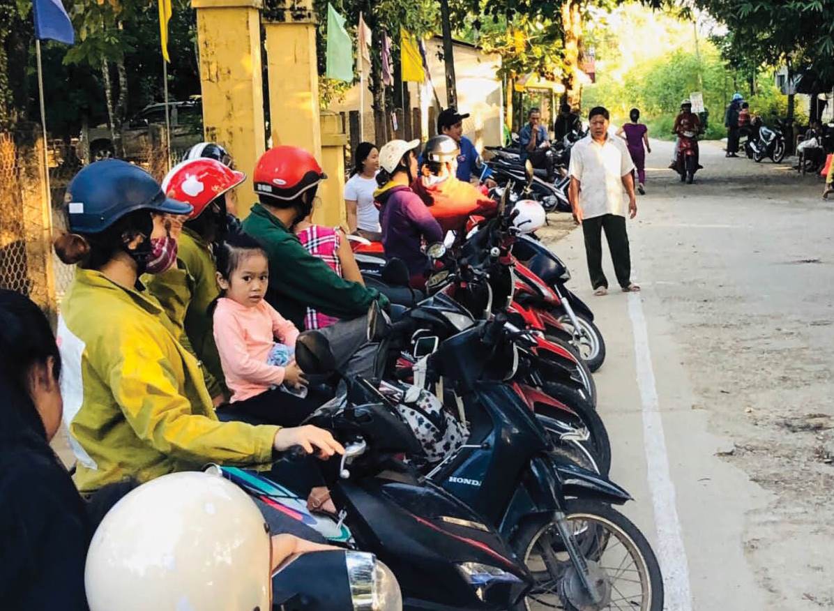 Hương Thủy đi đầu “xếp hàng đón con”