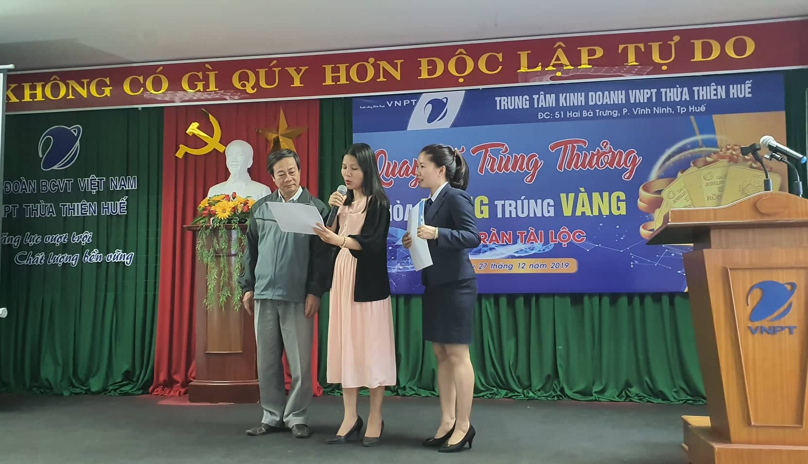 12 khách hàng trúng thưởng chương trình “Hoà mạng trúng vàng”