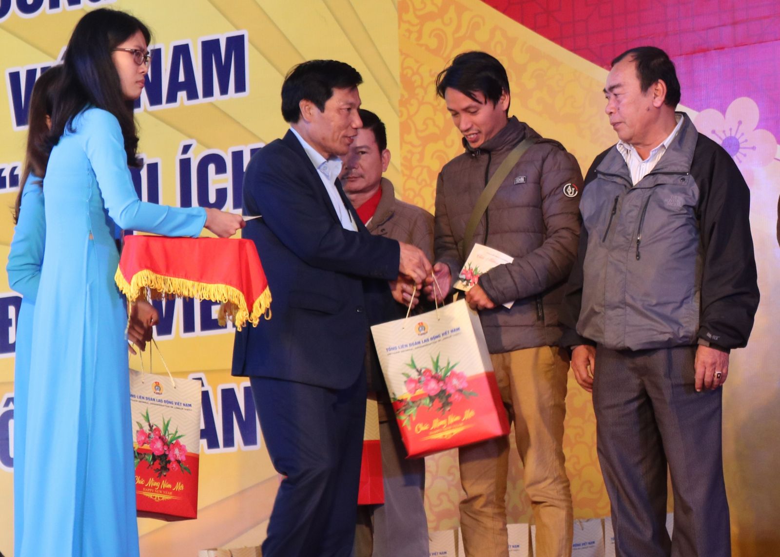 Concentrating on caring for laborers during Tet holiday