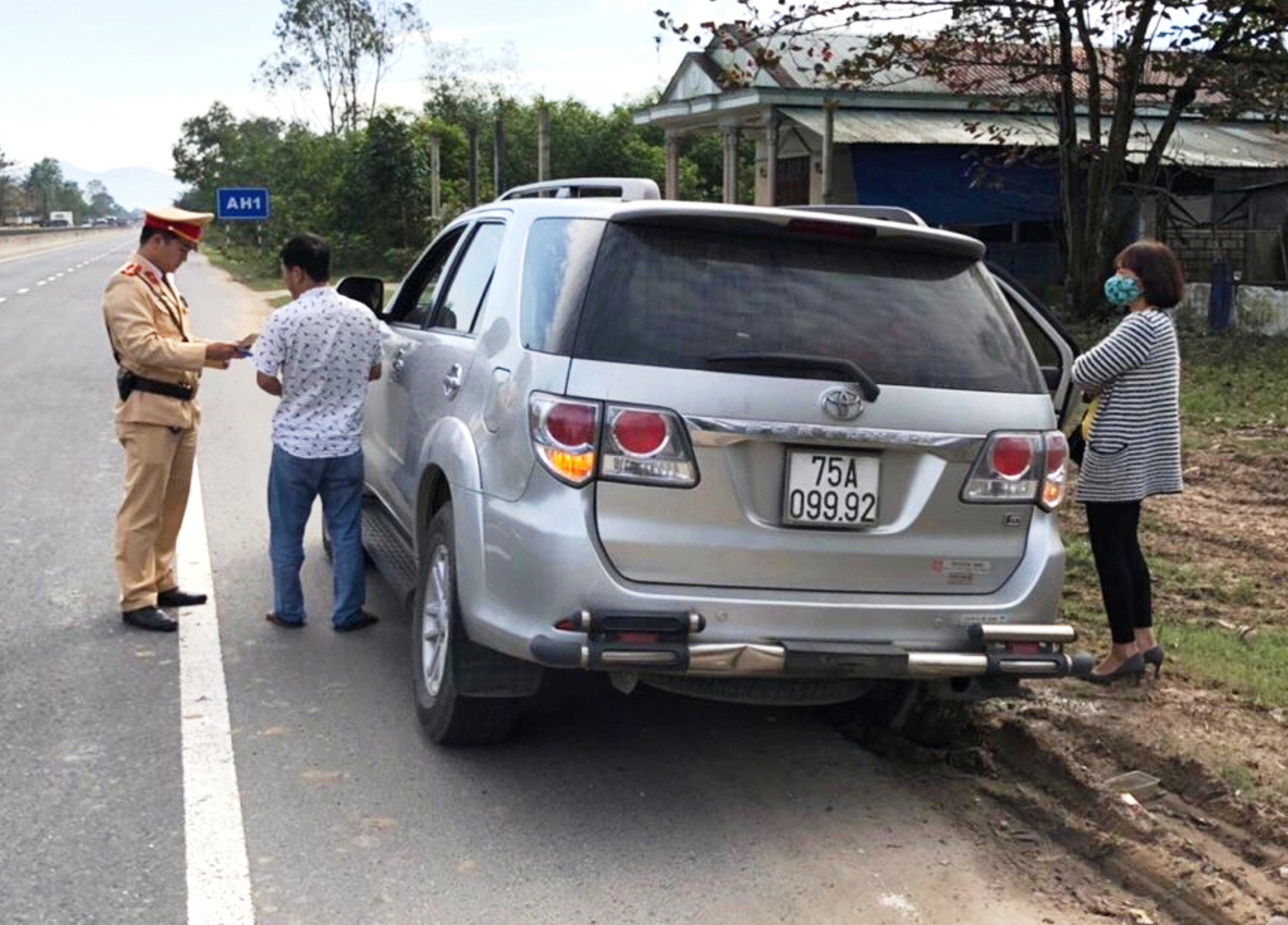Tài xế “xe ké” không hợp tác, chống đối lực lượng chức năng khi vi phạm
