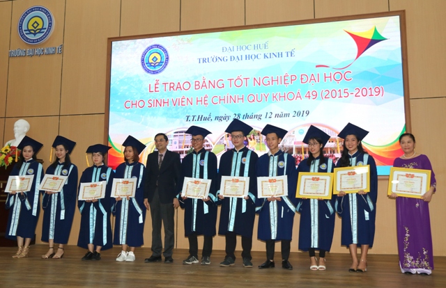 Trao bằng tốt nghiệp cho hơn 350 sinh viên Trường đại học Kinh tế