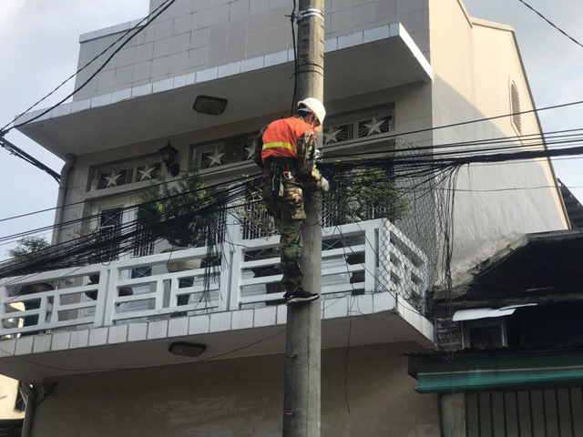 Chỉnh trang cáp viễn thông treo cột điện đón năm mới