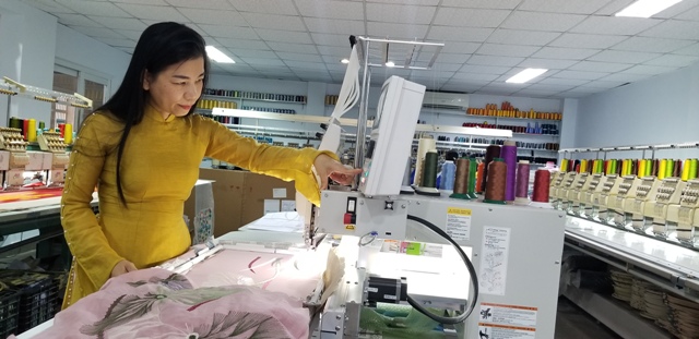 Hỗ trợ 180 triệu đồng trang bị máy thêu áo dài