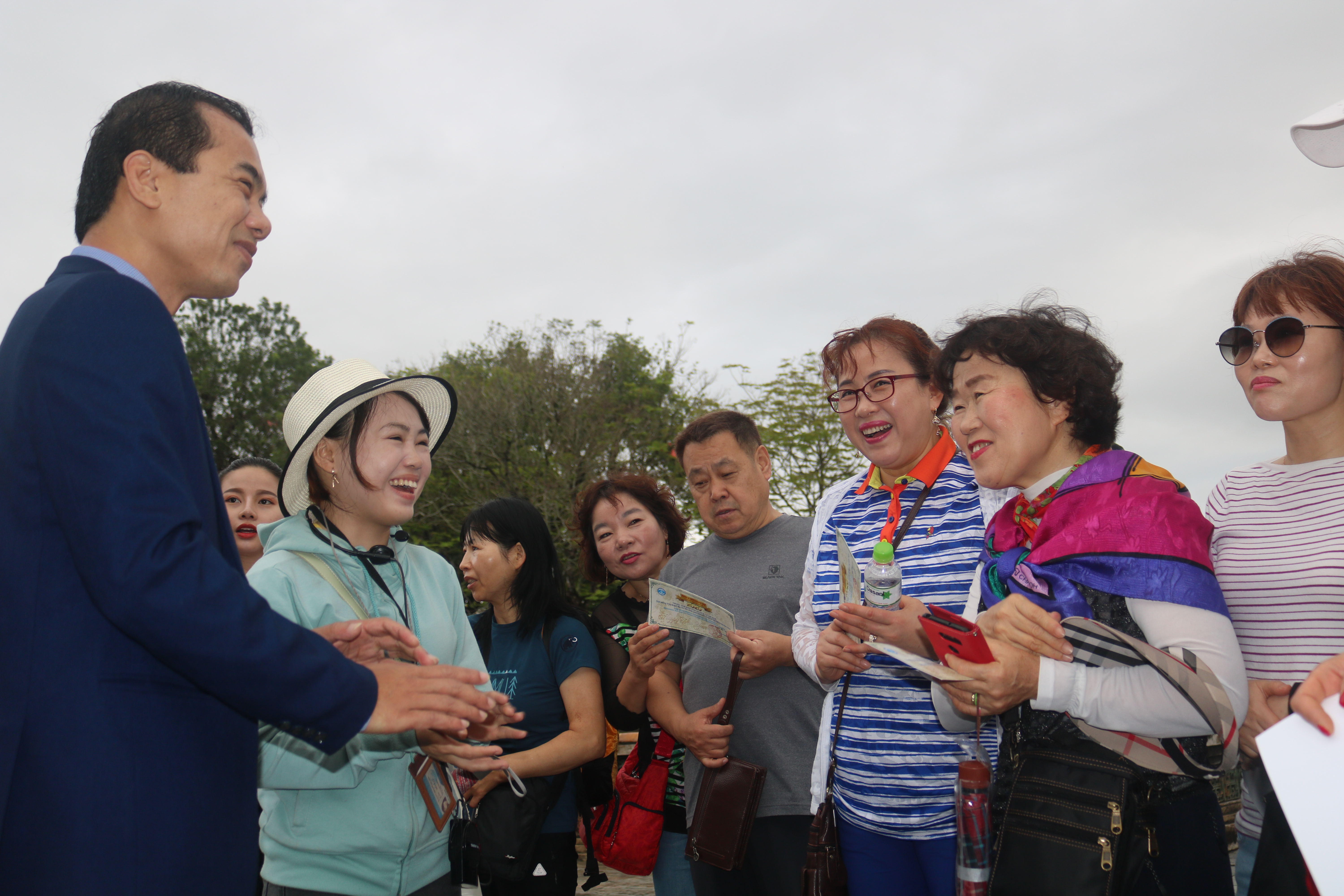 Đón 10 du khách đầu tiên thăm di sản Huế