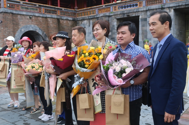 Welcoming first 10 tourists in 2020 to visit Hue heritage