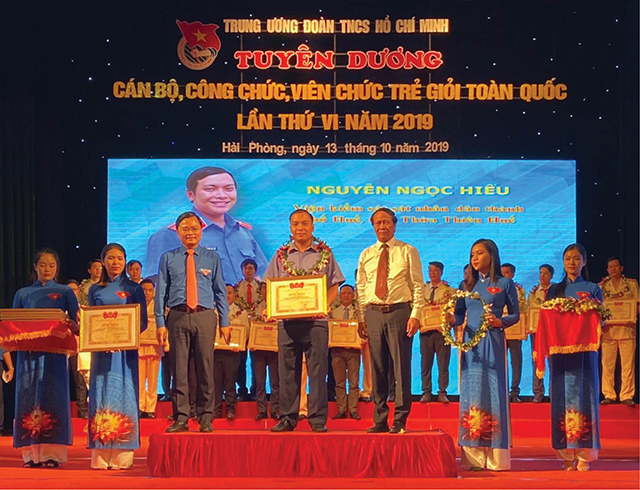 Hết lòng, hết sức với công việc