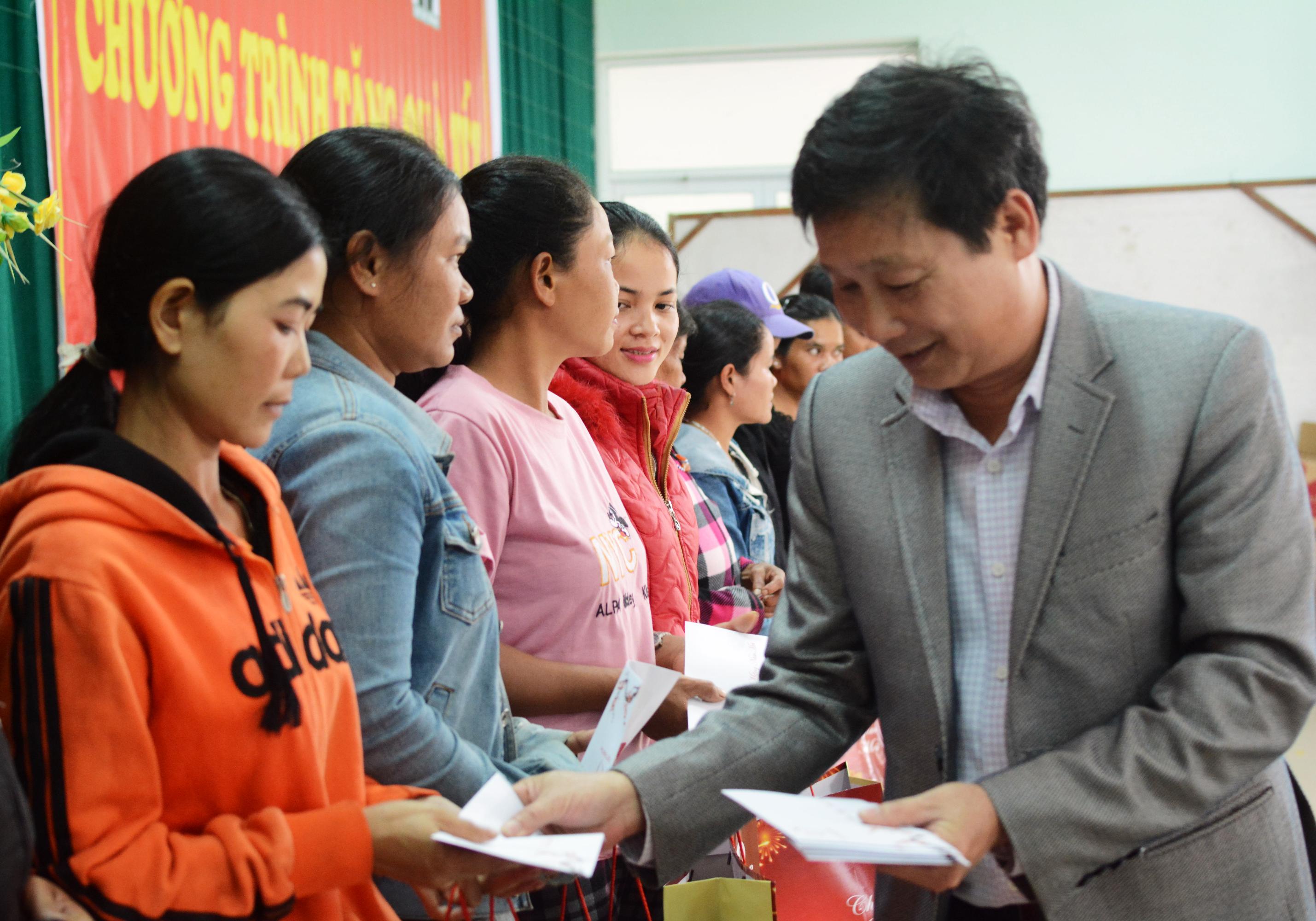 600 suất quà tết đến với người nghèo