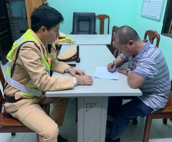 Phát hiện một lượng lớn hàng hóa nhập lậu trên xe tải đi qua địa bàn Phú Lộc