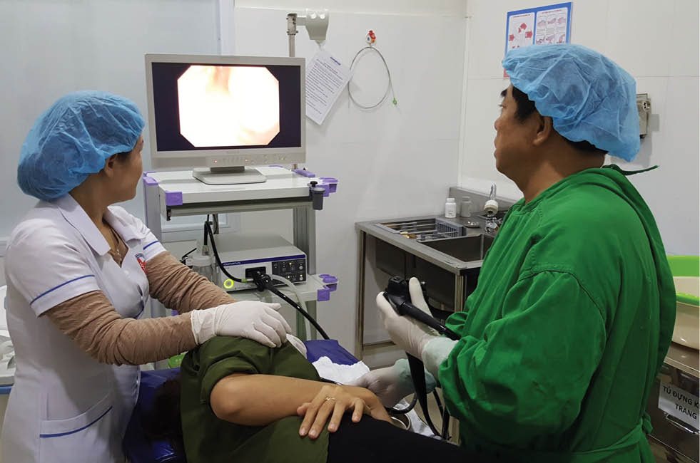 Bác sĩ quân y tận tâm