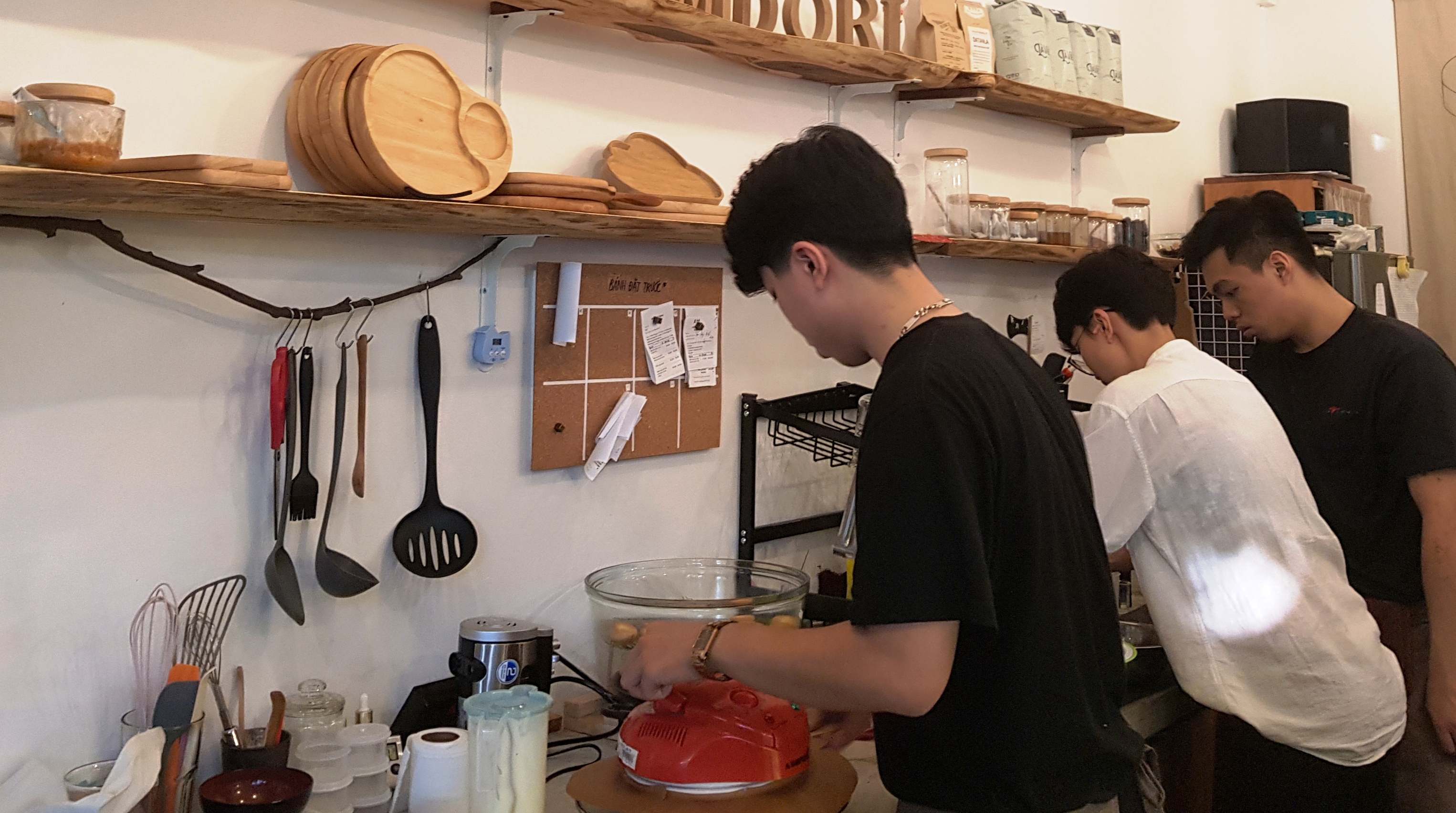 Sinh viên tranh thủ làm thêm cận tết