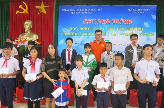 Trao 100 suất học bổng “Cùng em đến trường”