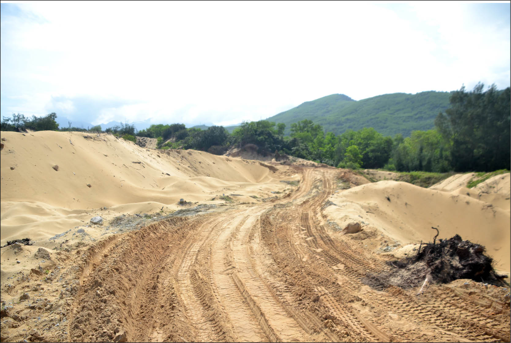 Dai dẳng khai thác cát trái phép ở Khu kinh tế Chân Mây - Lăng Cô