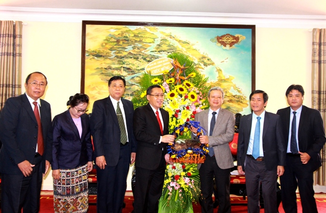 Hue City receives New Year greetings from the delegation of Savannakhet province