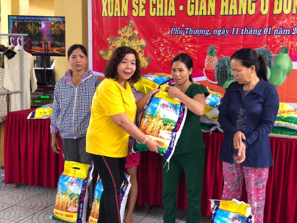 “Xuân sẻ chia- gian hàng không đồng” của HLHPN xã Phú Thượng