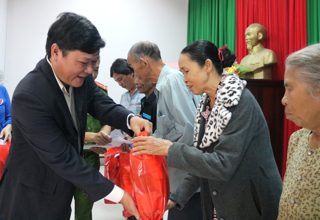 Mang “Xuân yêu thương” về với bà con xã Phong Xuân