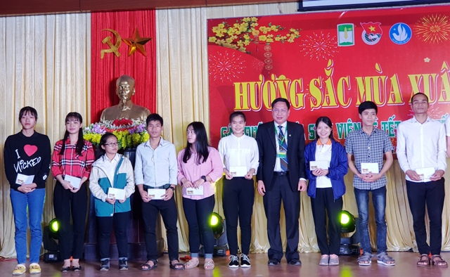 Tặng quà, gây quỹ chuyến xe cho sinh viên Nông lâm về quê