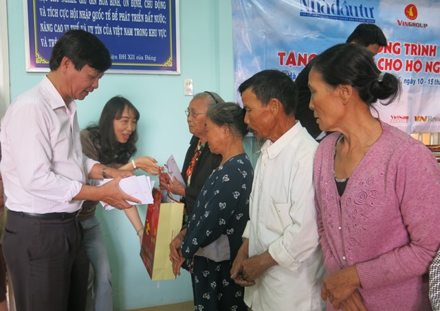 Tập đoàn Vingroup trao 1 400 suất quà tết cho người nghèo