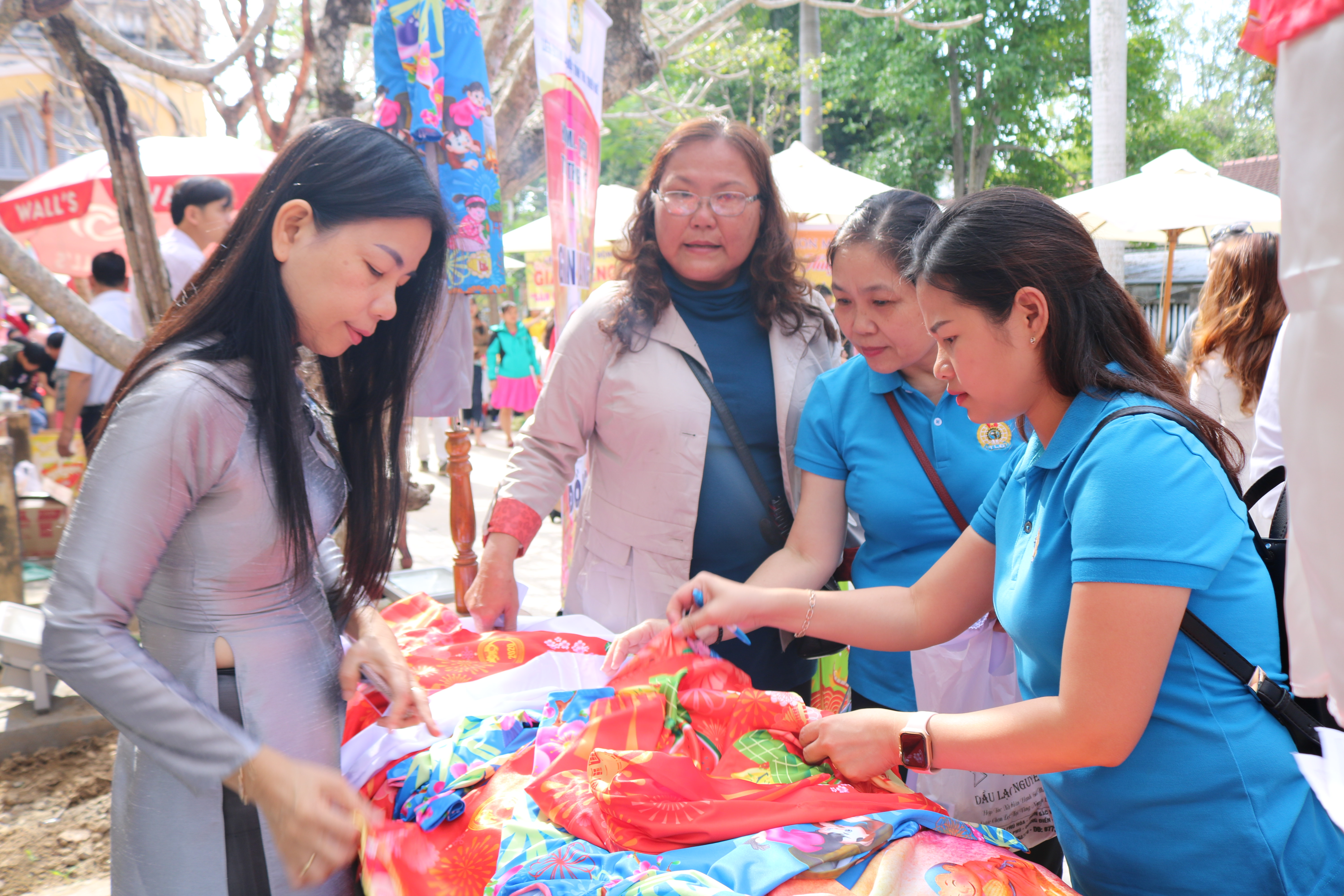 Người lao động thành phố Huế hào hứng với “Tết Sum vầy”