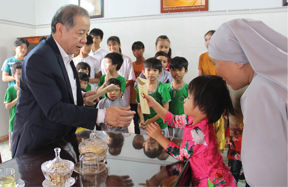 Chairman of the Provincial People s Committee Phan Ngoc Tho visits and sends Canh Ty Lunar New Year’s greeting to religious establishments