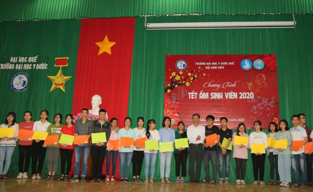 Trao 235 suất quà Tết cho sinh viên Trường ĐH Y dược