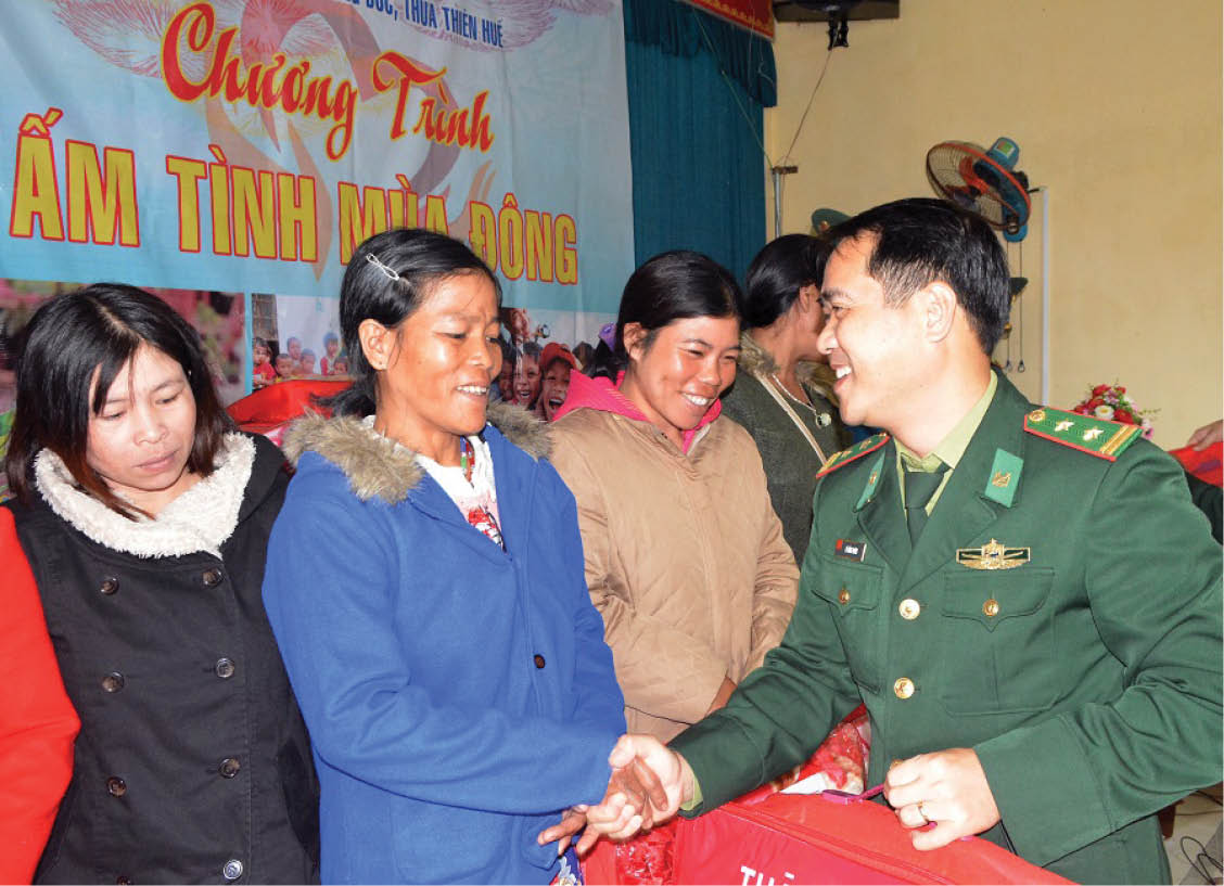 Lo tết cho đồng bào vùng biên