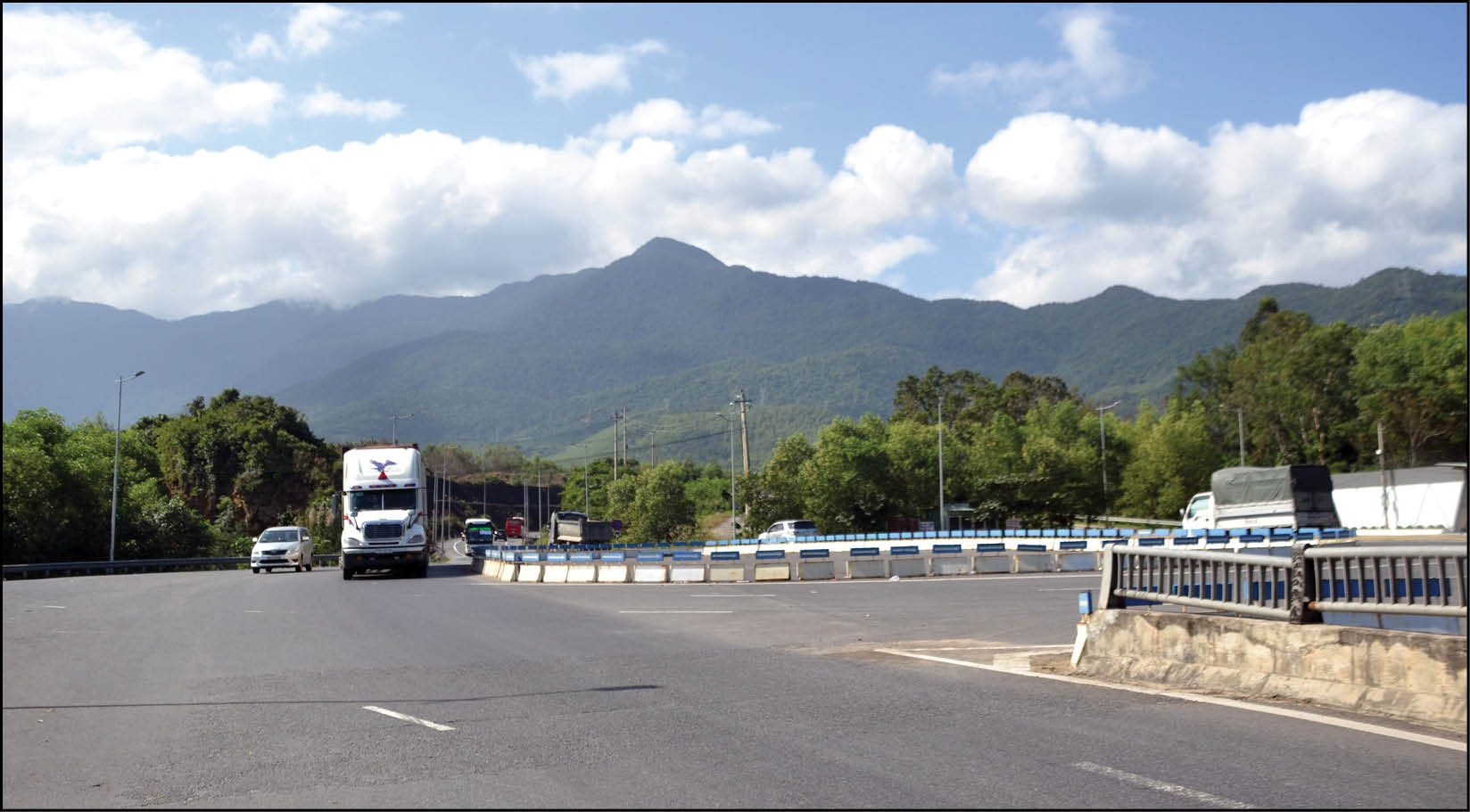 Hệ thống đèn chiếu sáng các đường dẫn vào hầm Phước Tượng và Phú Gia Chưa hoạt động như cam kết của chủ đầu tư