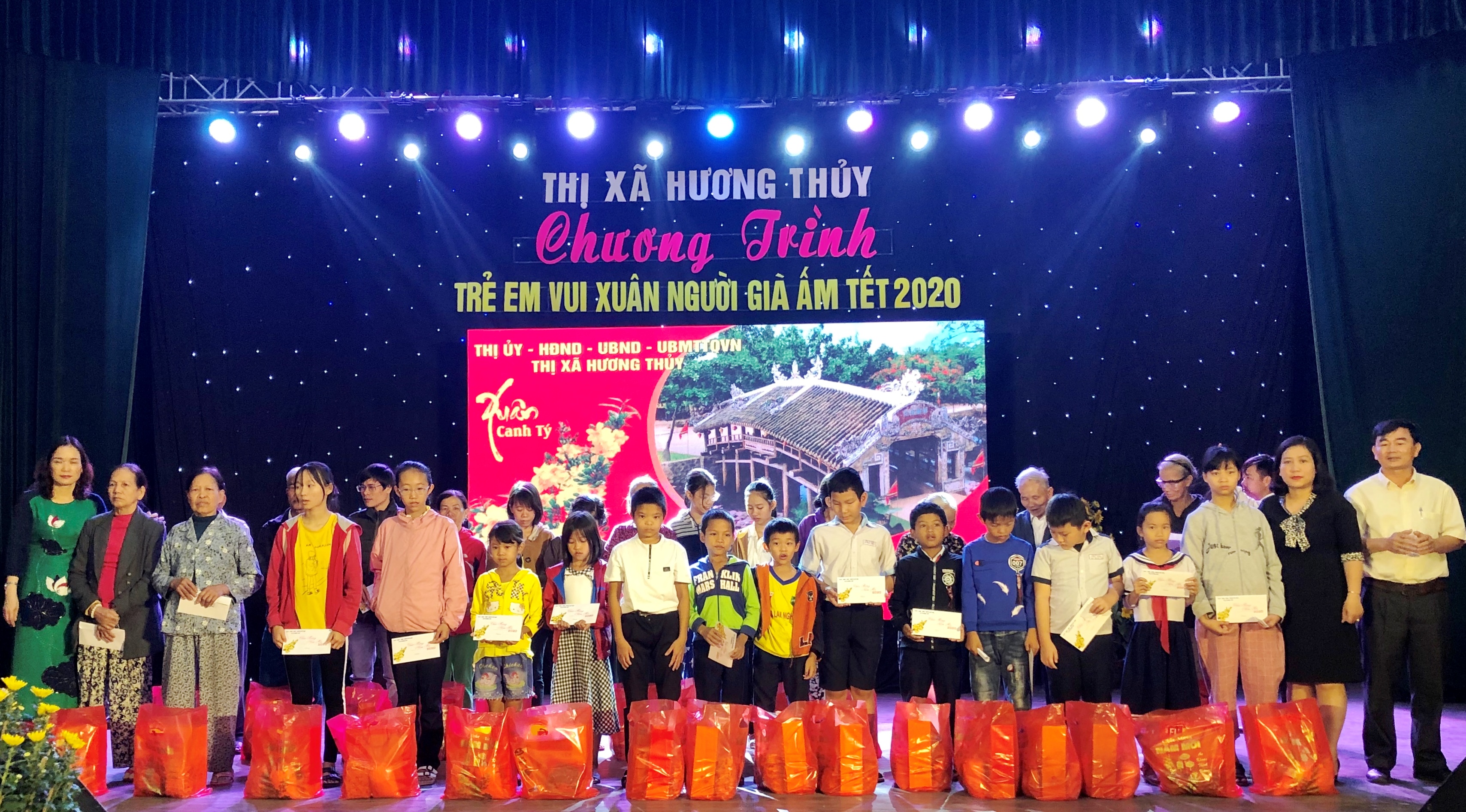 Trao 300 suất quà tết đến người già, trẻ em khó khăn