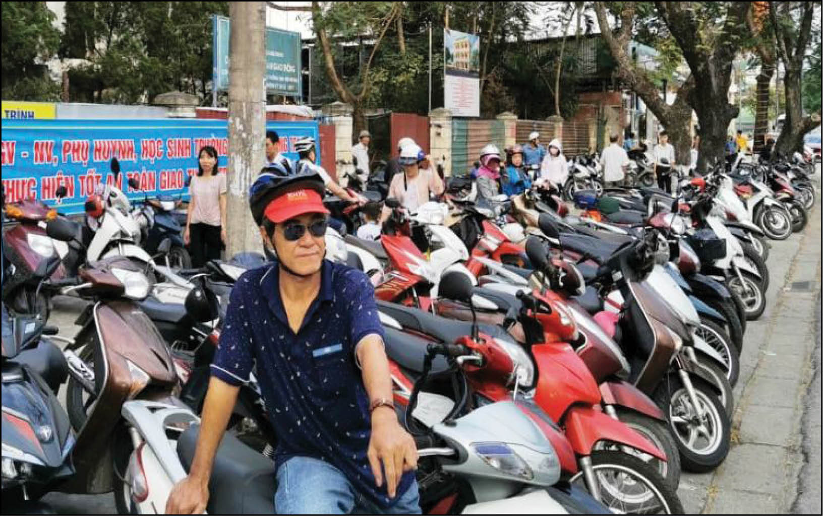 Xếp hàng đón con Đang được nhân diện