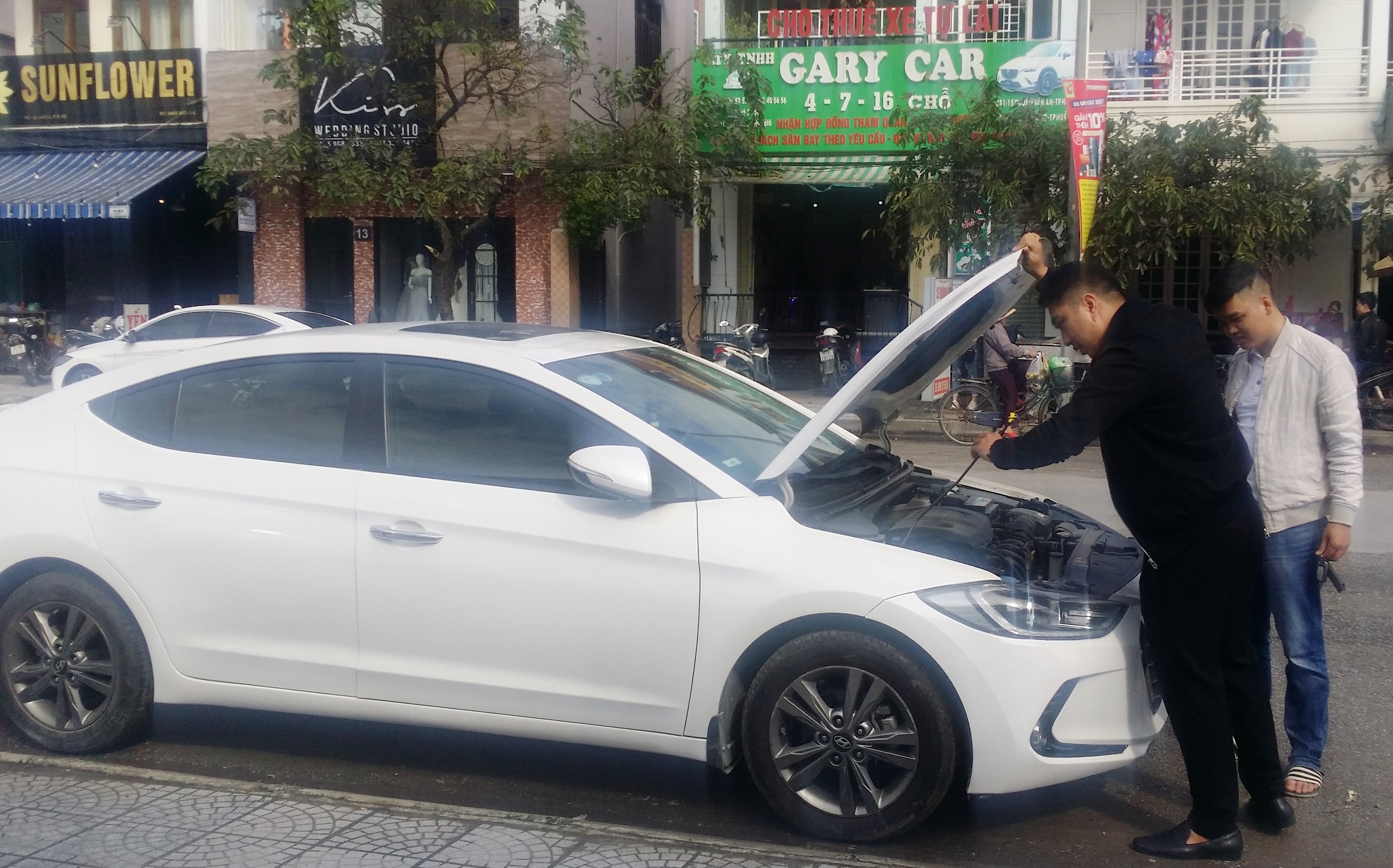 Giá thuê ô tô tự lái dịp Tết Nguyên đán tăng cao vẫn hết xe