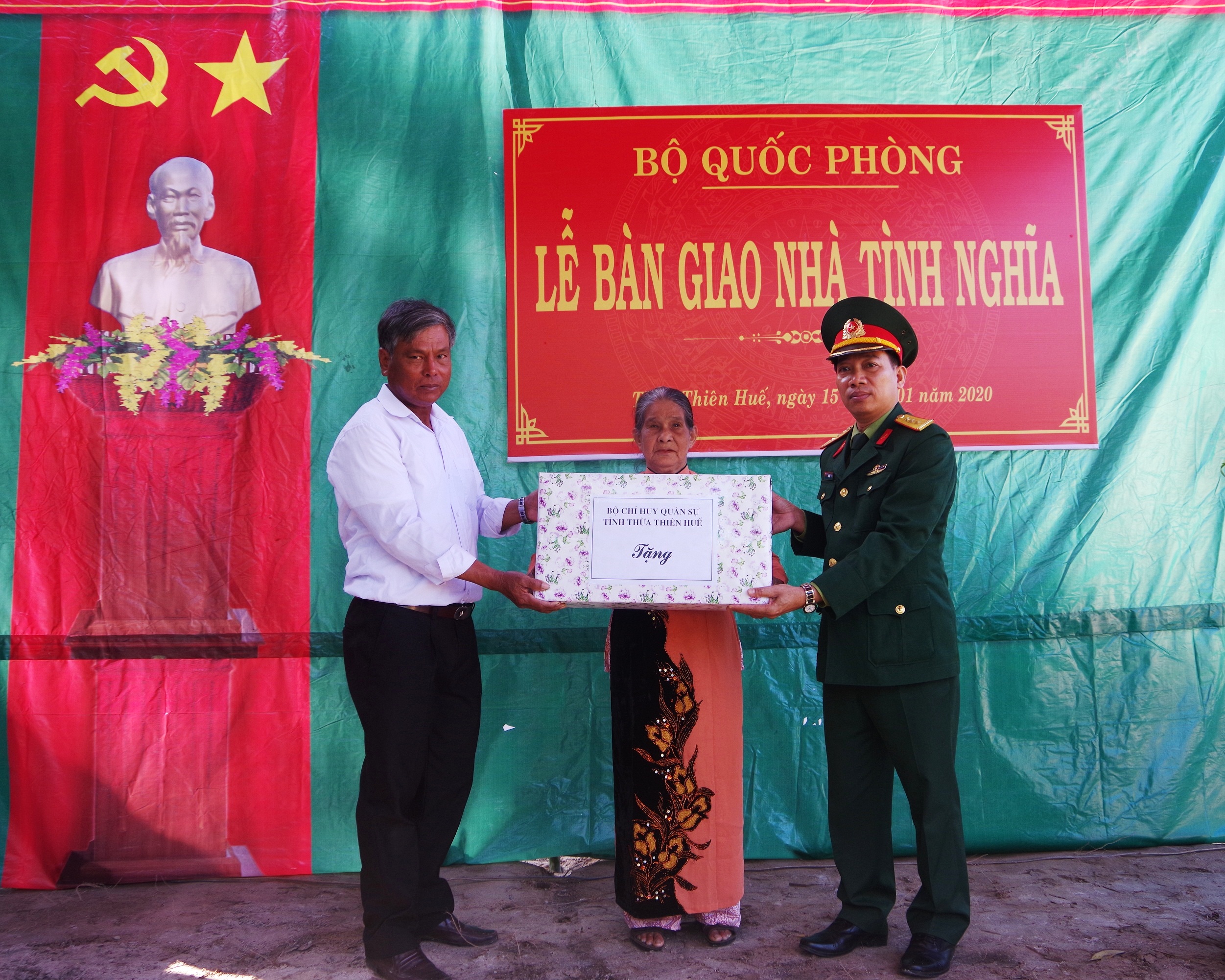 Bàn giao nhà tình nghĩa cho vợ liệt sĩ