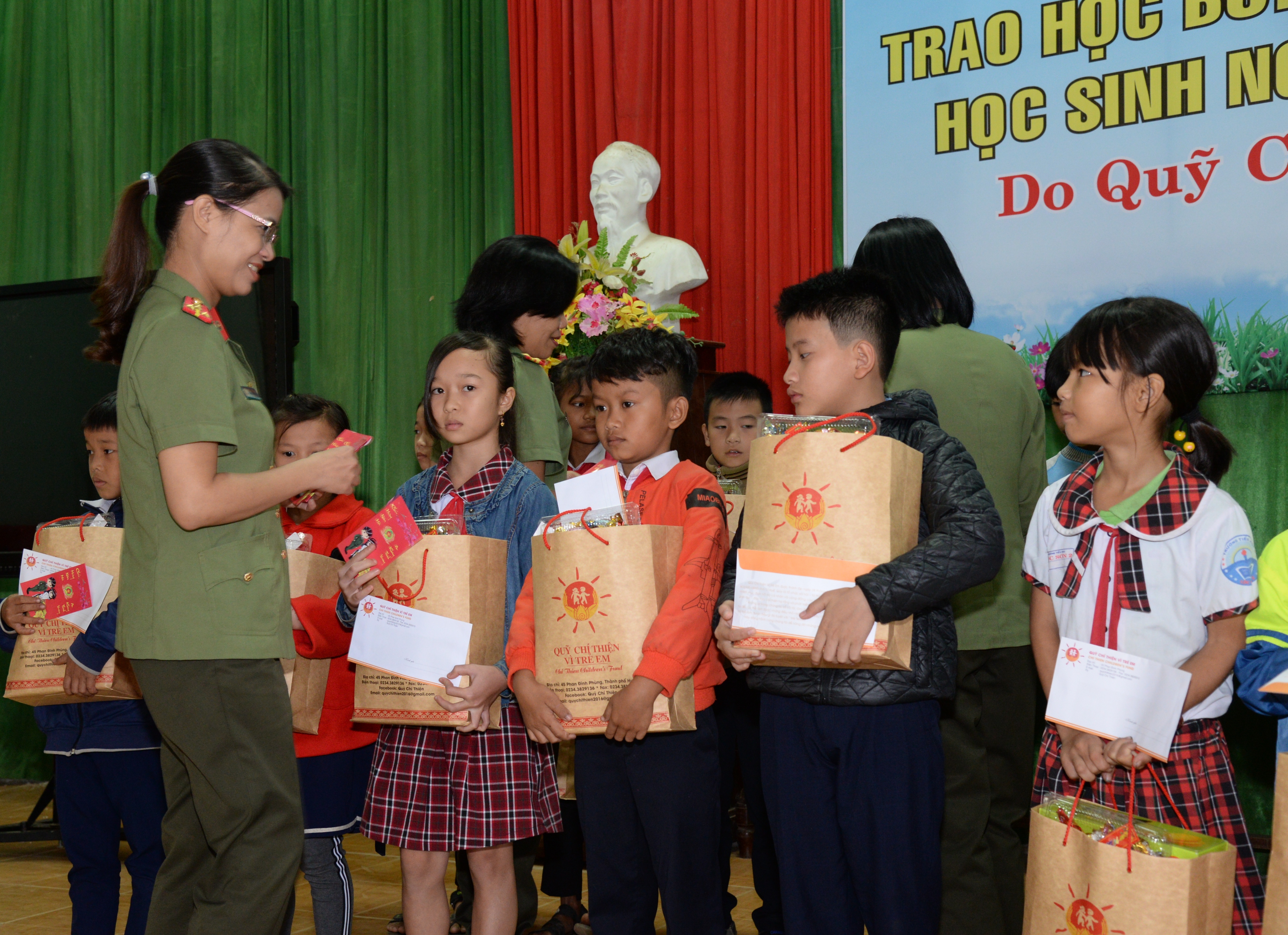 Trao quà các hộ gia đình thuộc dự án di dời, tái định cư khu vực Kinh thành Huế