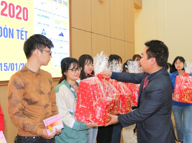 Tặng gần 240 phần quà và vé xe cho sinh viên về quê đón tết