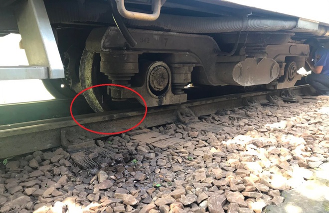 Đường sắt gián đoạn do tàu SE3 trật đường ray ở đèo Hải Vân