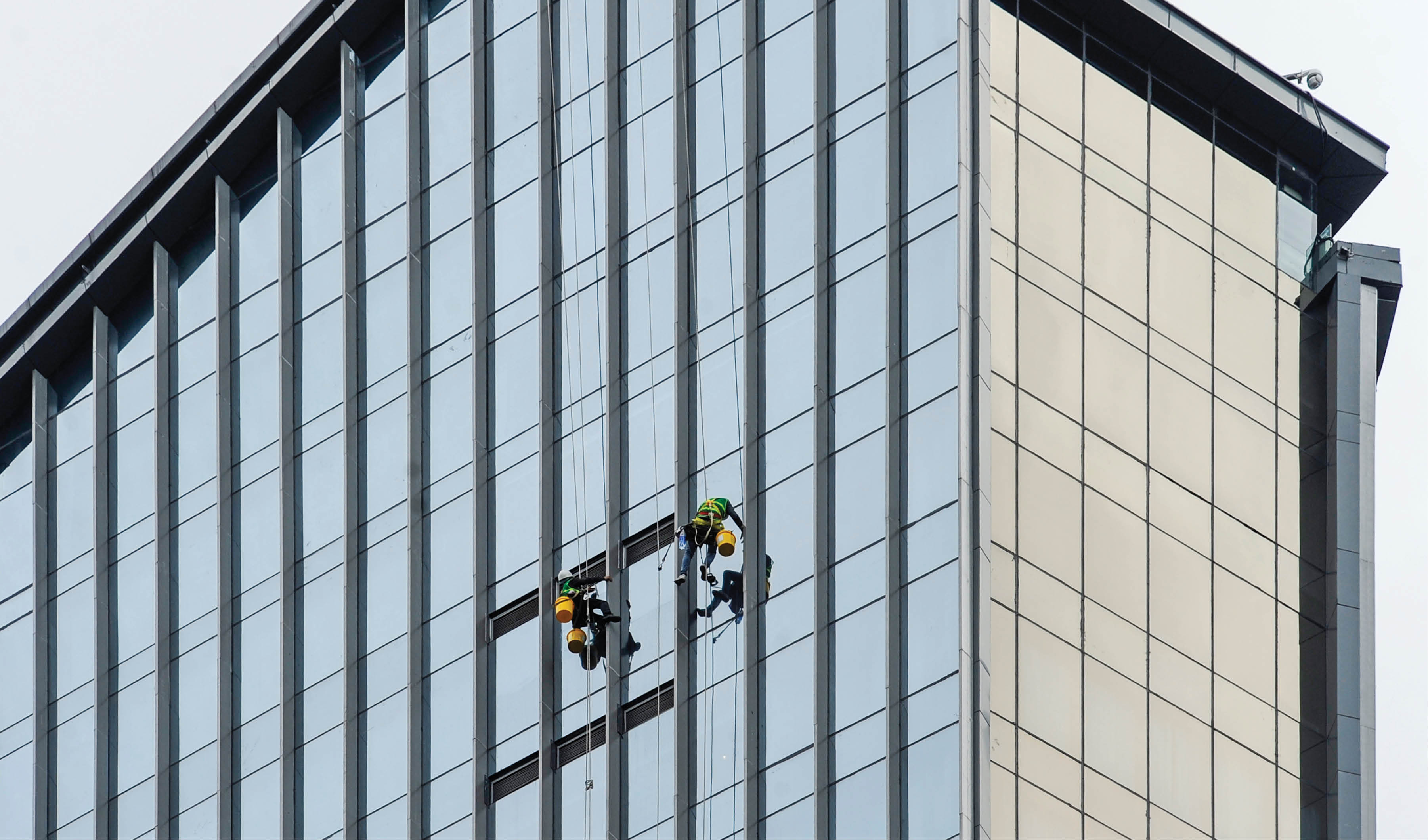 “Người nhện” - phiên bản công nhân lau chùi kính