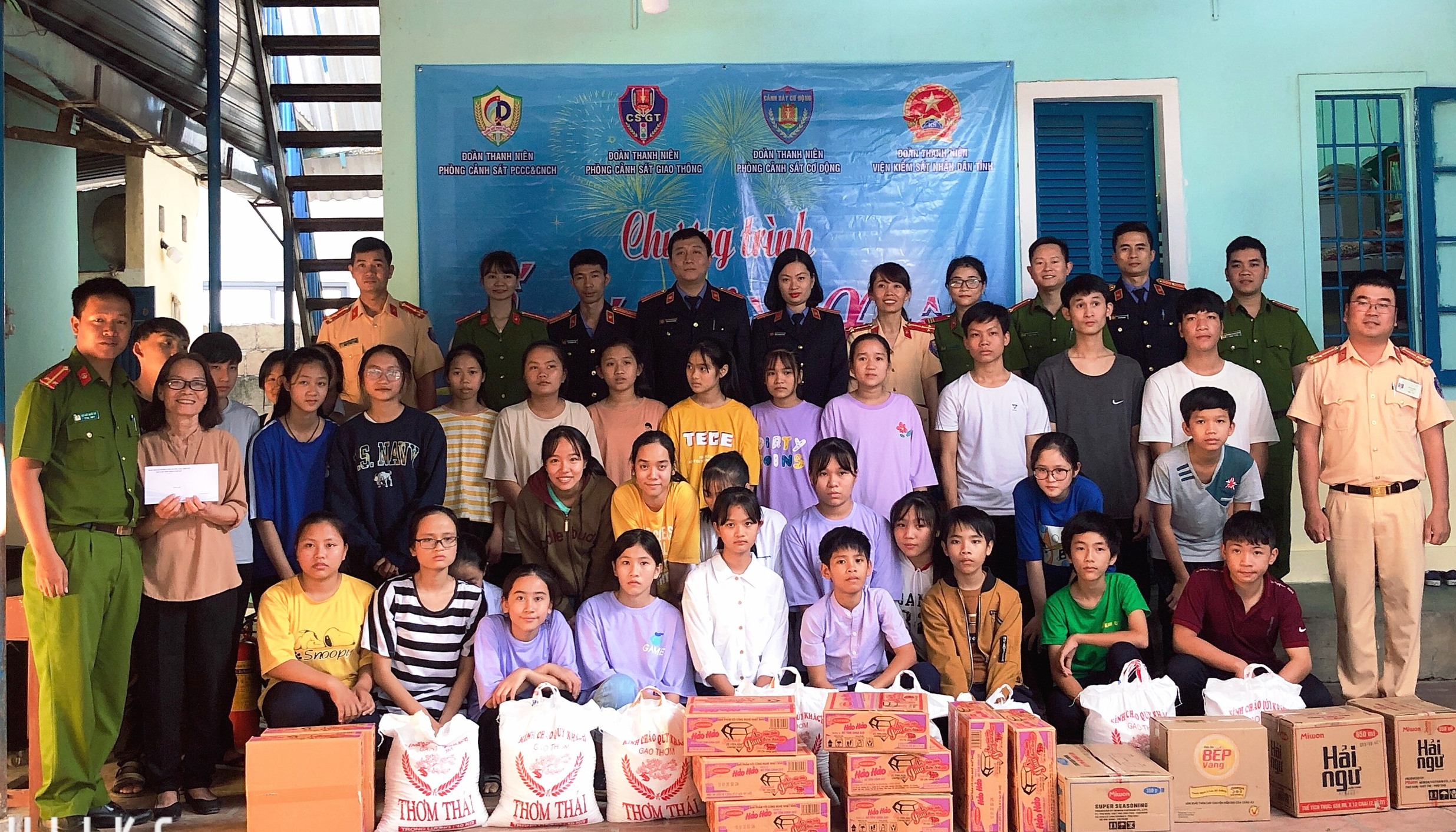 Hơn 30 suất quà được trao cho các em học sinh nghèo hiếu học