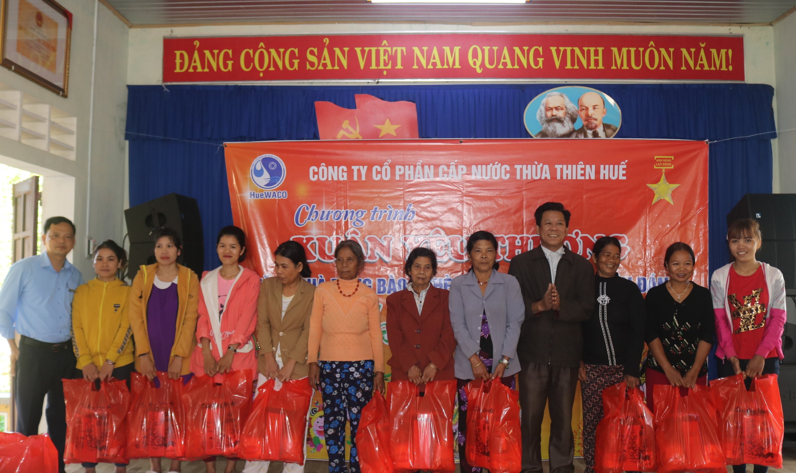 Công ty CP Cấp nước trao 810 suất quà cho người nghèo đón tết