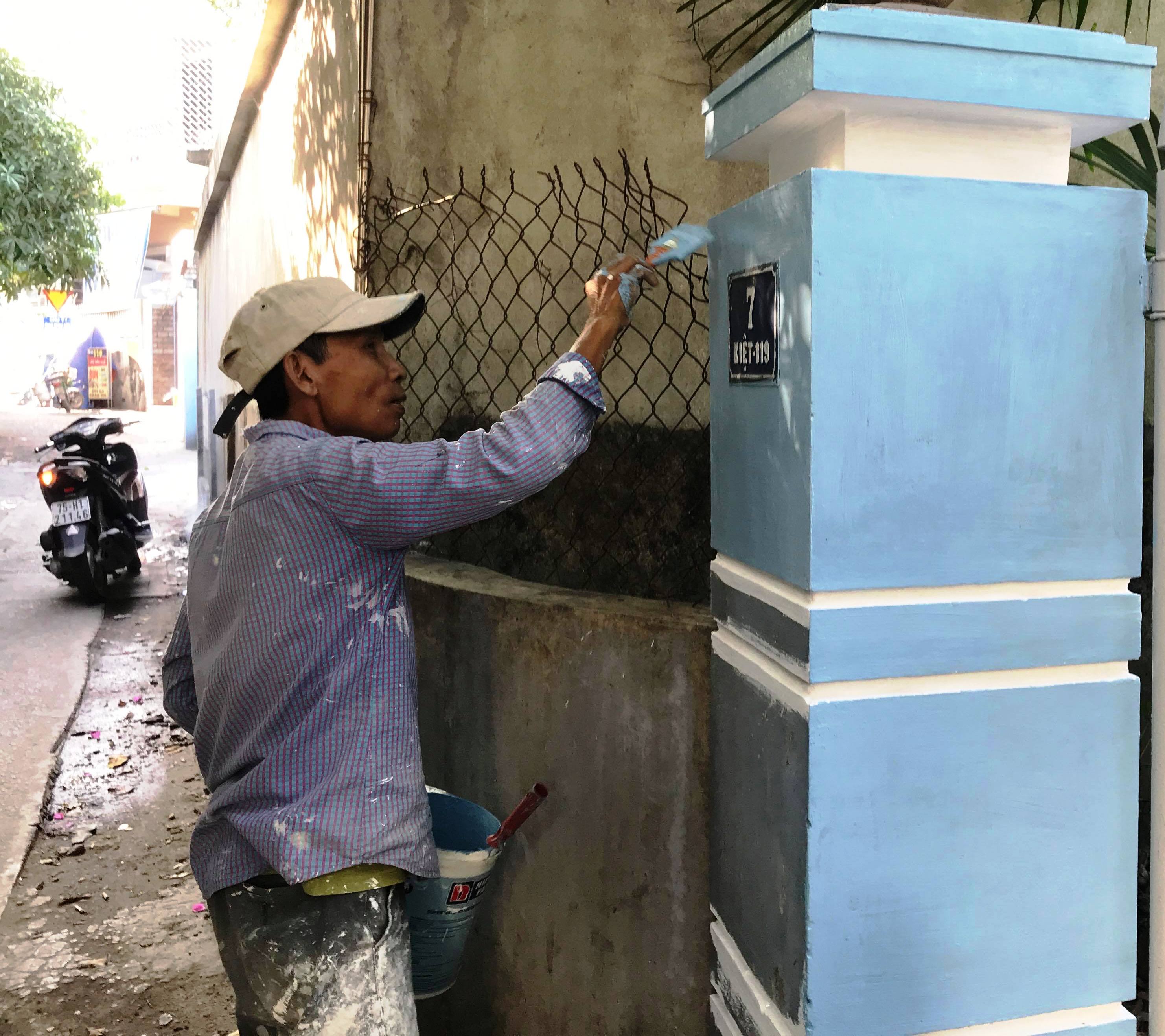 Nghề thợ sơn tranh thủ mùa tết