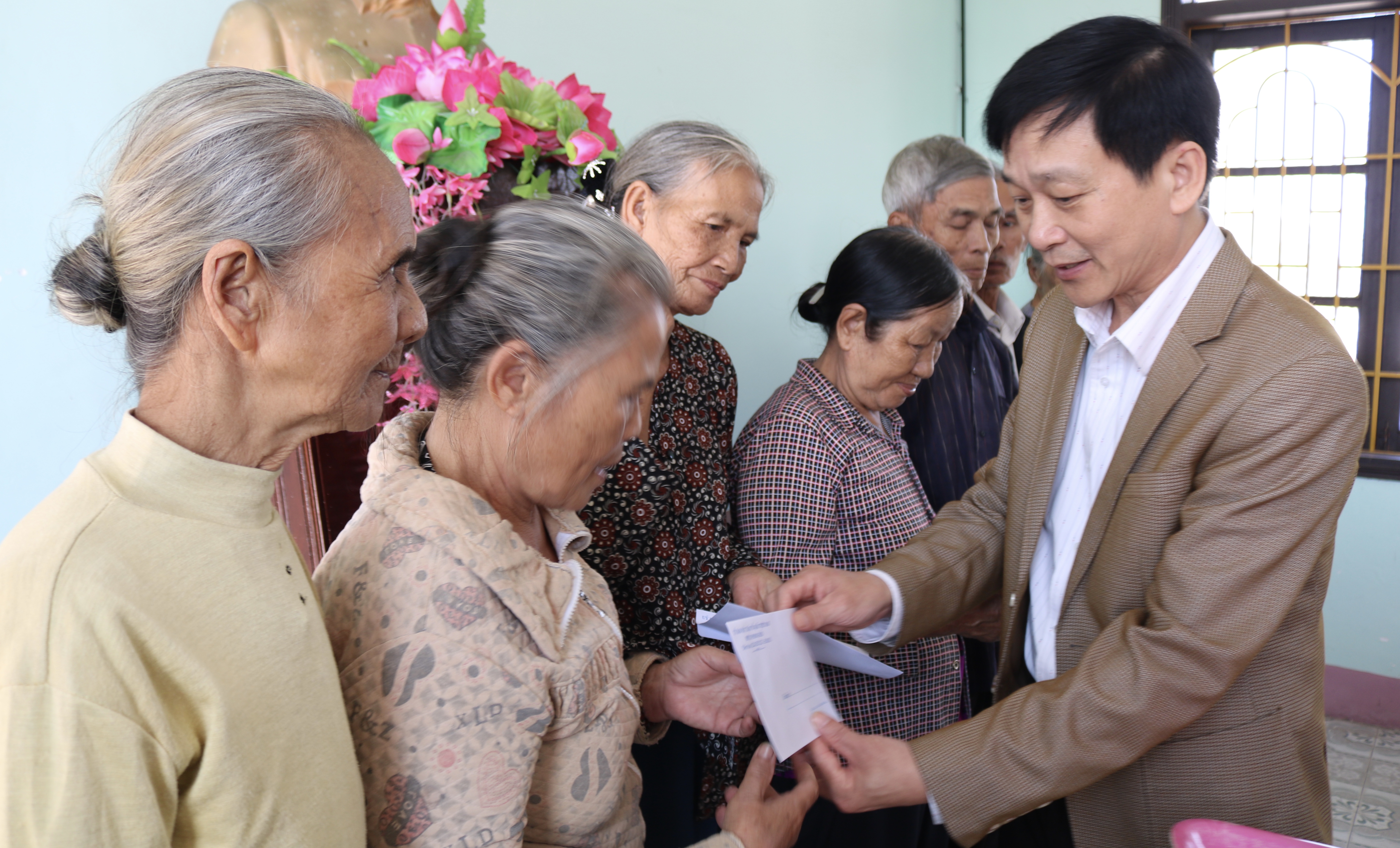 900 suất quà đến với các hộ nghèo dịp tết