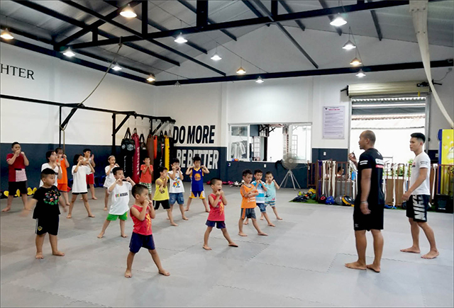 Mới mẻ kick boxing nhí