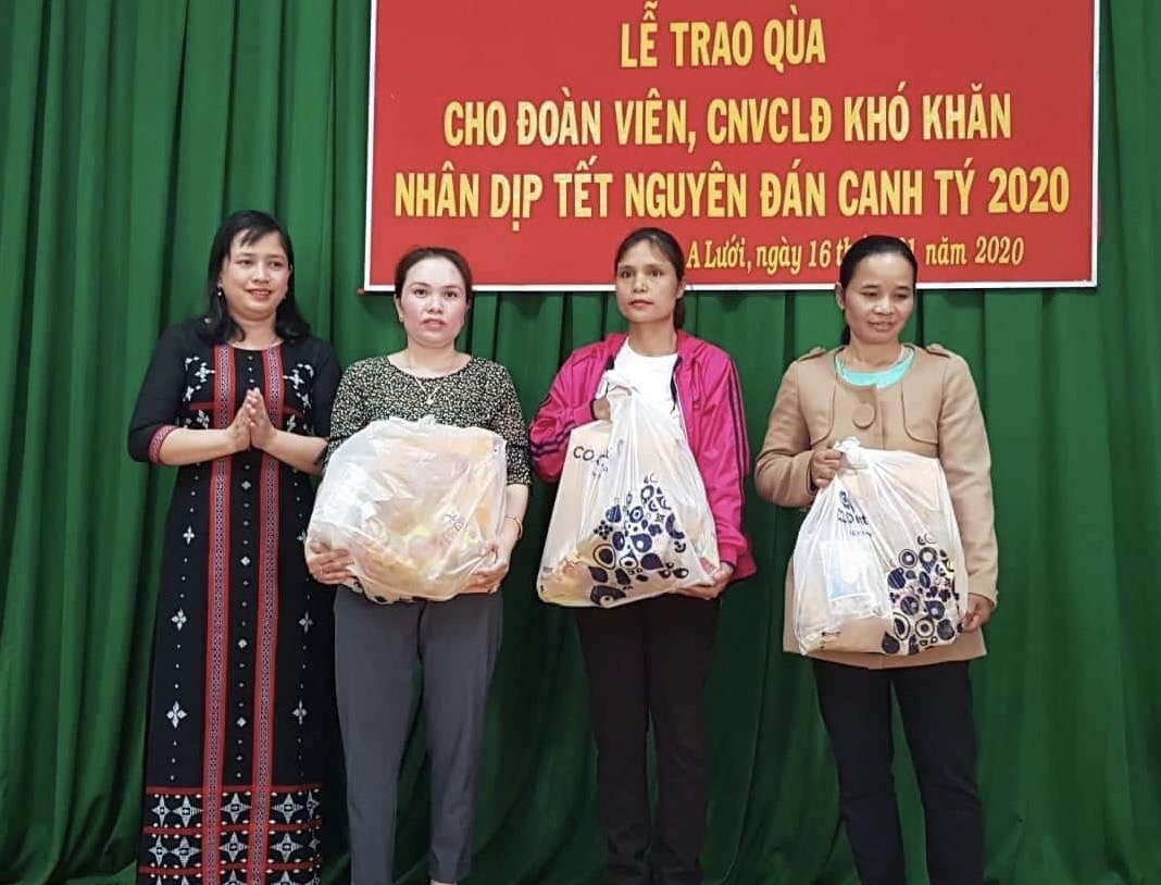 Trao 42 suất quà cho người lao động có hoàn cảnh khó khăn đón “Tết Sum vầy”