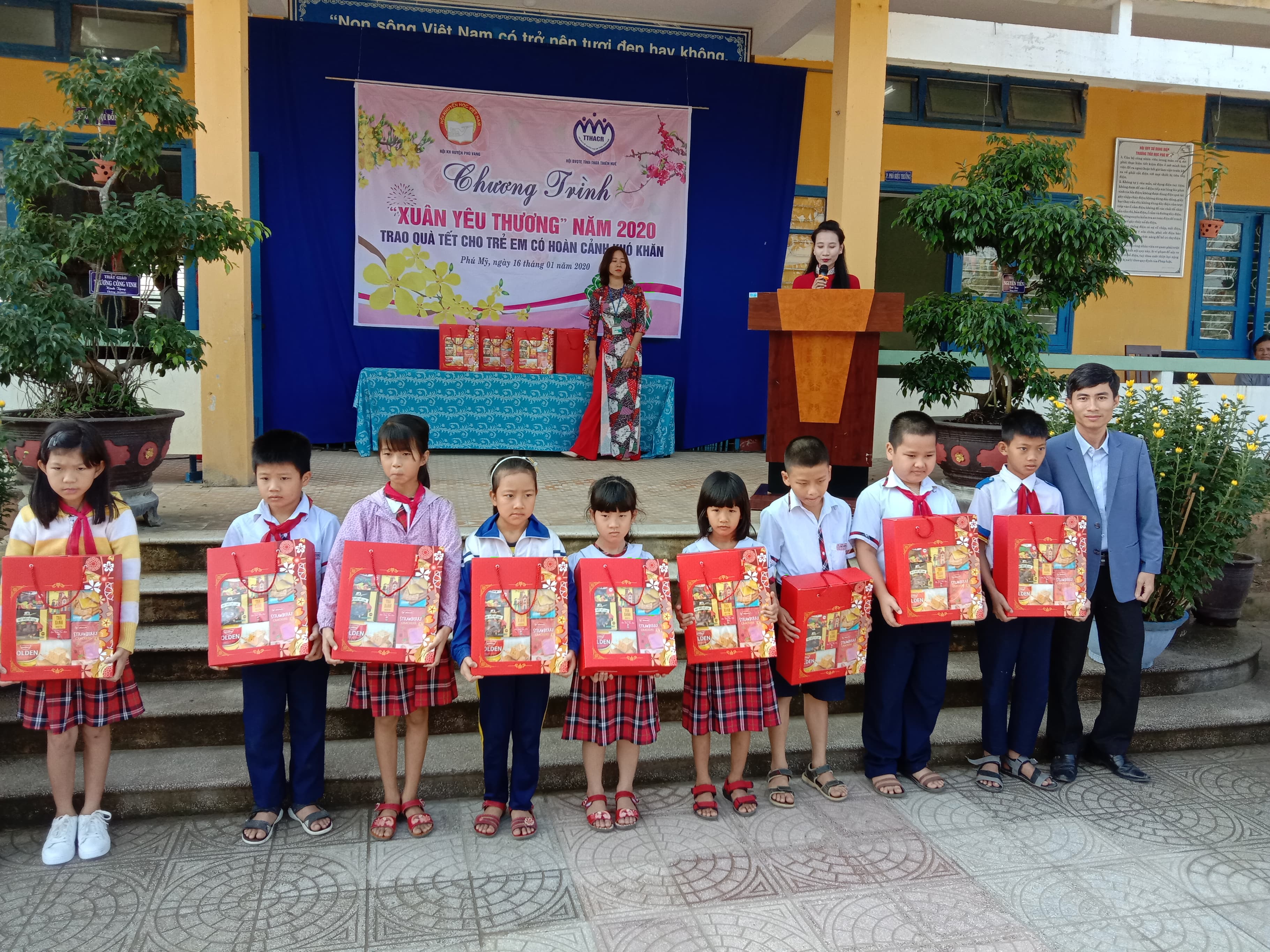 75 suất quà “Xuân yêu thương” đến với học sinh khó khăn huyện Phú Vang