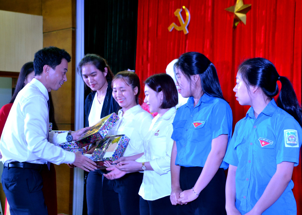 Trao 45 suất quà hỗ trợ sinh viên về quê ăn tết