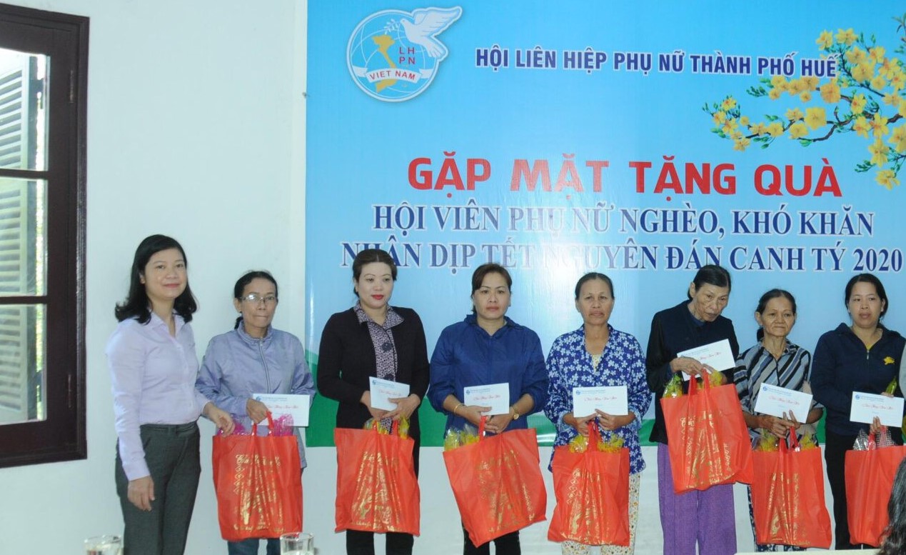 Tặng 52 suất quà tết cho phụ nữ nghèo, khó khăn