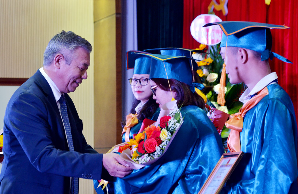 Trao bằng tốt nghiệp cho sinh viên được giảng dạy chính bằng tiếng Anh